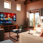 Comprar IPTV en un entorno acogedor de sala de estar con una pantalla grande.